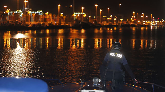 El servicio de Vigilancia Aduanera vigila las 24 horas del día las aguas del Estrecho.