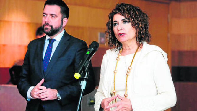 La ministra de Hacienda, María Jesús Montero, junto al delegado del Estado en la Zona Franca, Fran González, en Cádiz.