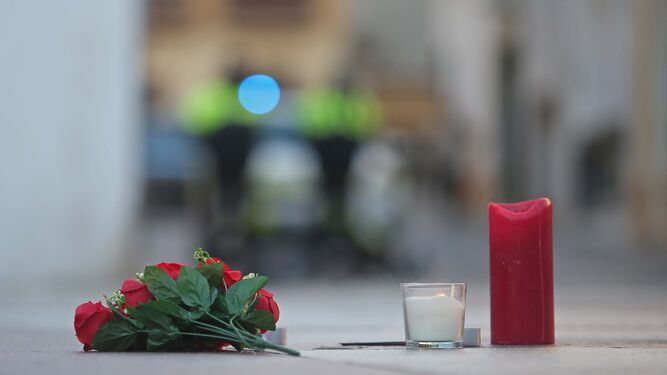 Velas y flores en la Plaza  Alta, donde caía el cuerpo sin vida de Diego Valencia.