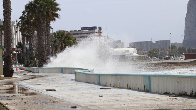 El mar golpea en el paseo marítimo de La Línea.