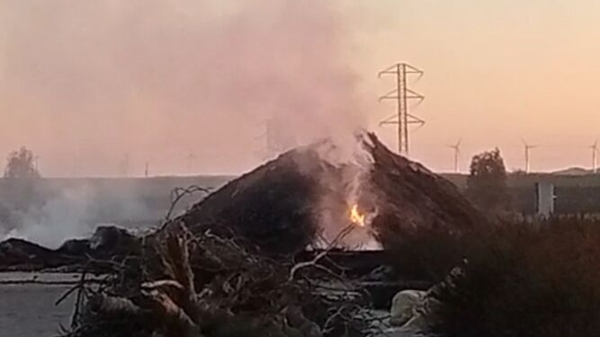 Residuos de la antigua planta de reciclaje de Sanlúcar continúan ardiendo doce días después.
