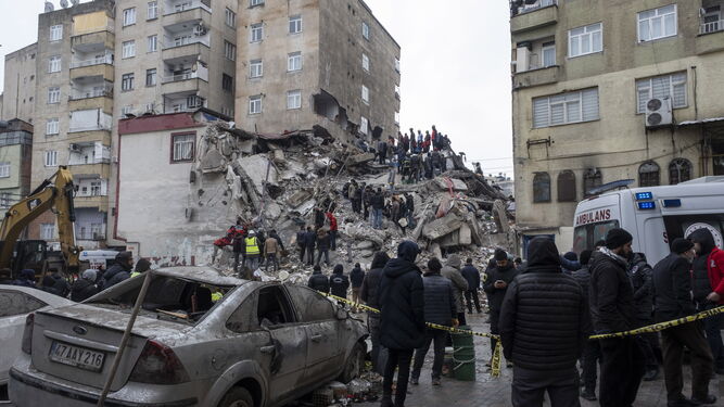 Personal de emergencias trabajan en la localidad de Diyarbakir tras el terremoto.