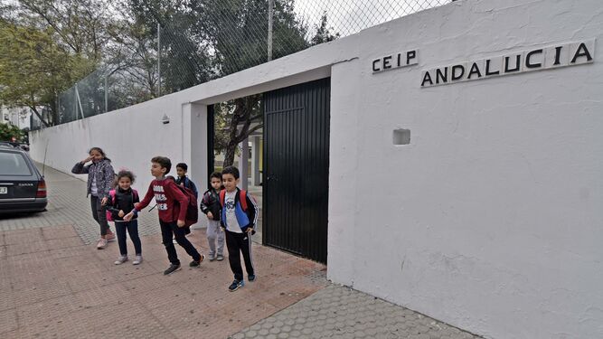 Colegio Andalucía a la salida de clase.