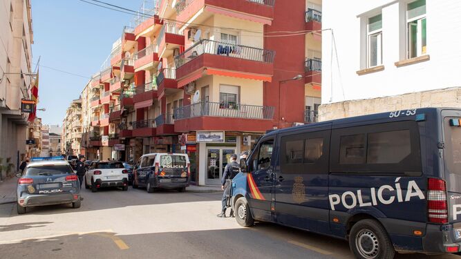 Policías nacionales montan guardia en los alrededores de la comisaría de policía de Linares en una imagen de archivo.