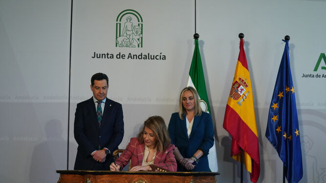 Raquel Sánchez firma el acuerdo en presencia de Juanma Moreno y Marifrán Carazo.