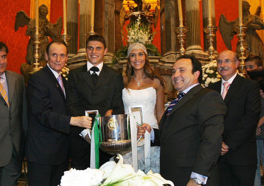 Los contrayentes en el altar, con Ruiz Lopera y la copa colocada junto a la pareja