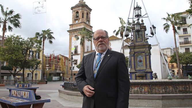 Manuel Delgado Cerro, presidente del Consejo Local de Hermandades y Cofradías de Algeciras, en la Plaza Alta.