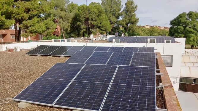 Instalación de placas de energía fotovoltaica en el Colegio Alemán "Alberto Durero" de Sevilla.