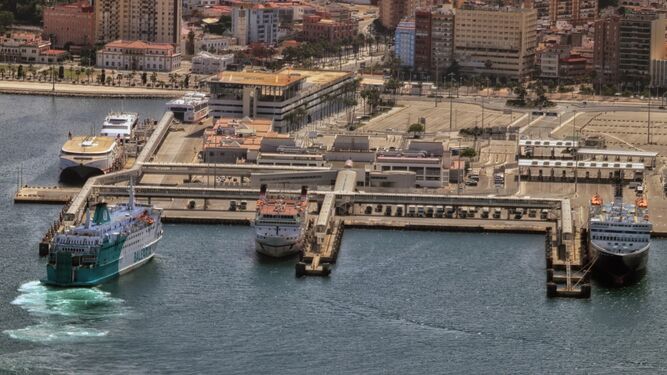 Vista aérea de los pantalanes de la Estación Marítima de Algeciras.