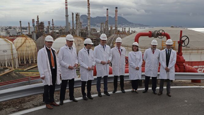 Pedro Sánchez, Juanma Moreno, Teresa Ribera, Maarten Wetselaar y otras autoridades, el 1 de diciembre de 2022, en la planta de Cepsa en San Roque.