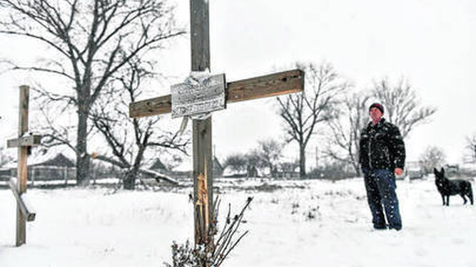 Un ucraniano visita las tumbas de varios civiles fallecidos en el conflicto en la región de Donetsk.