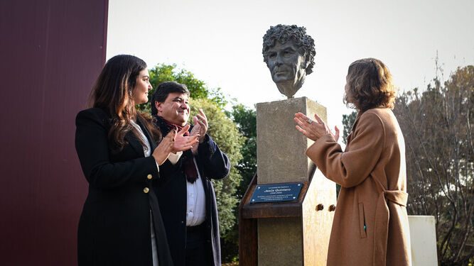 Emotivo homenaje a Jesús Quintero que ya cuenta con una escultura en Huelva