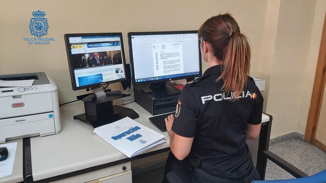Una agente de la Policía Nacional trabaja en un ordenador.