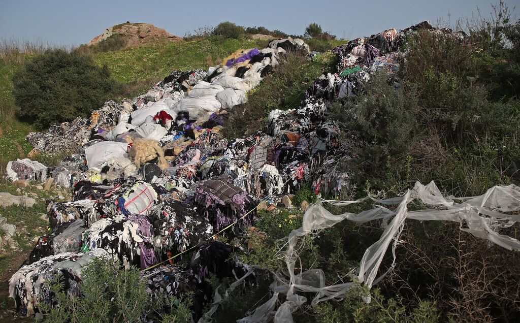 Fotos del vertedero ilegal de restos textiles y retales en el Cortijo Real en Algeciras