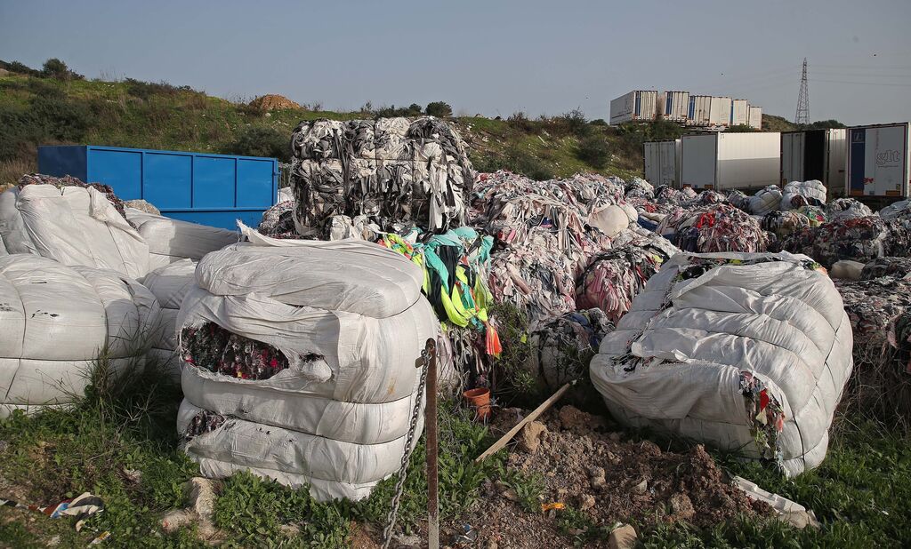 Fotos del vertedero ilegal de restos textiles y retales en el Cortijo Real en Algeciras