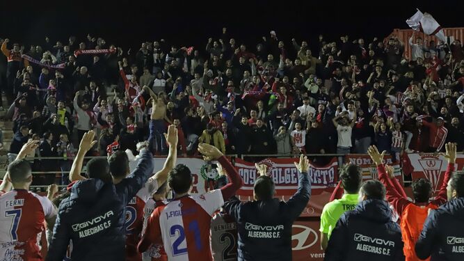 Jugadores y aficionados del Algeciras celebran el último triunfo en casa.