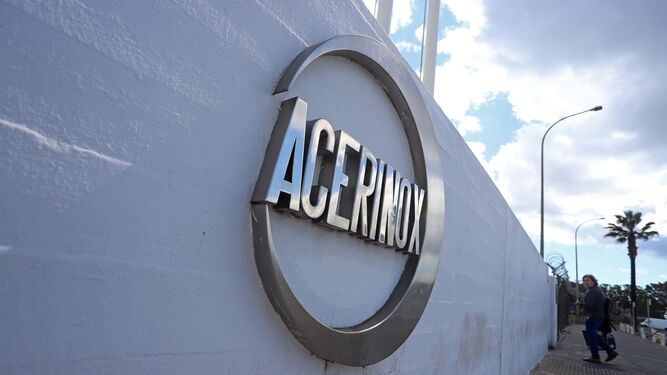 El acceso a la factoría de Acerinox Europa, en Palmones.
