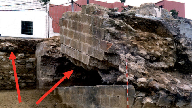 Torre de flanqueo del tramo de muralla exhumado en la prolongación de la Avenida Blas Infante con las evidencias de la demolición realizada por los zapadores nazaríes.