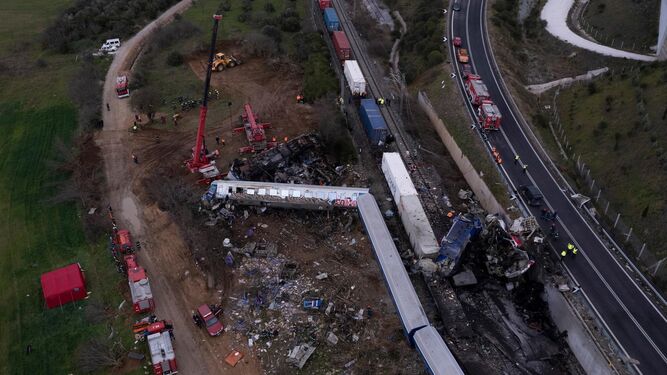Al menos 29 muertos y 85 heridos al colisionar dos trenes en Grecia central