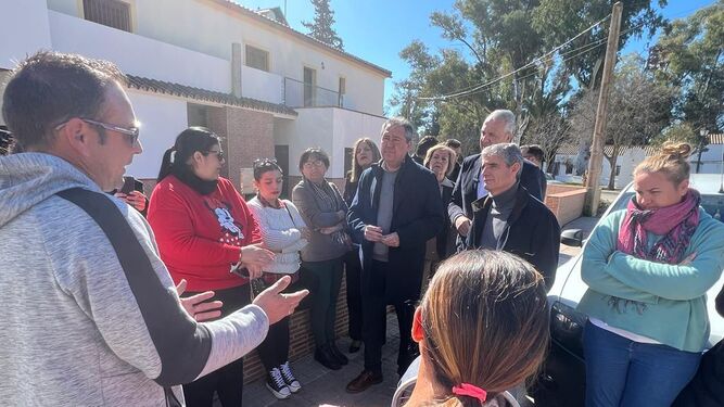 Juan Espada (PSOE), atiende a padres y madres durante su visita este miércoles a Arcos.