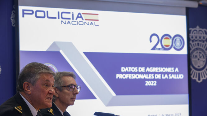 El comisario de Seguridad Ciudadana, Juan Castro Estévez (izq.), y el interlocutor policial sanitario, Manuel Yagüas Menéndez (dcha.), durante la presentación de los datos.