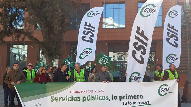 Miembros de CSIF en Cádiz se manifiestan por el Día del Empleado Público.