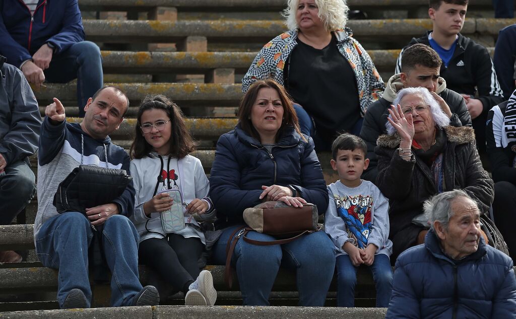 Fotos de la afici&oacute;n durante el Balona - Deportivo de La Coru&ntilde;a en el estadio municipal de La L&iacute;nea