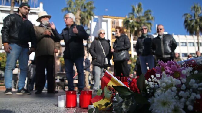 Flores en el altar improvisado en la Plaza Alta tras el ataque yihadista