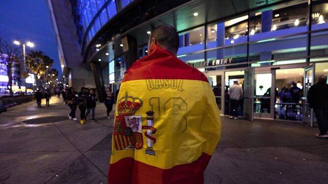Un seguidor de los Lakers llega al pabellón enfundado en una bandera española.