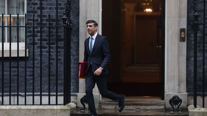 El primer ministro británico, Rishi Sunak, abandona su residencia oficial de Downing Street.