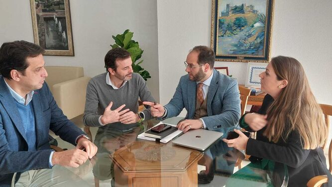 Reunión del alcalde, Adrián Vaca, con representantes de e-distribución en Cádiz.