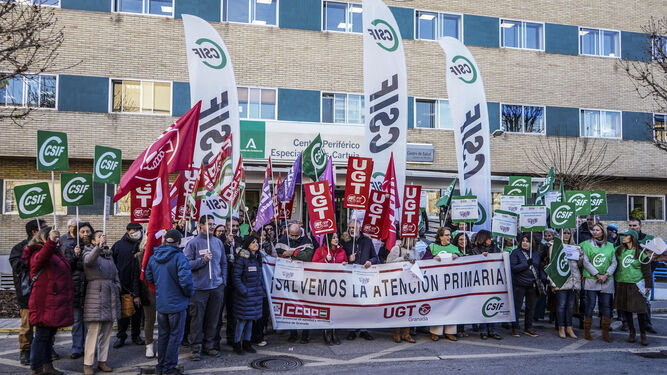 Protesta de CCOO, UGT y CSIF por la atención primaria en Sevilla.