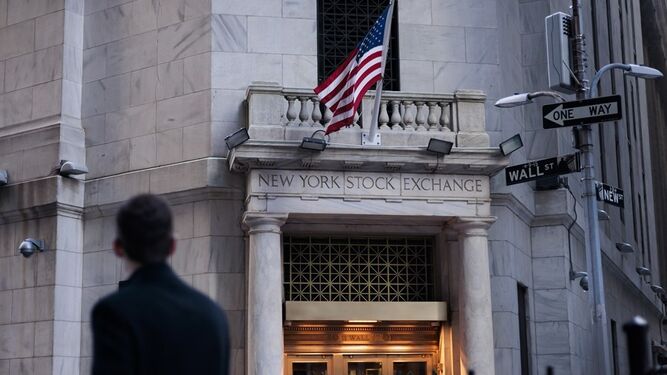 Una mujer pasa frente a la Bolsa de de Nueva York