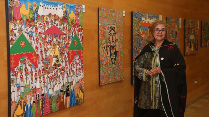 Zahira Tigtate, junto a sus cuadros.