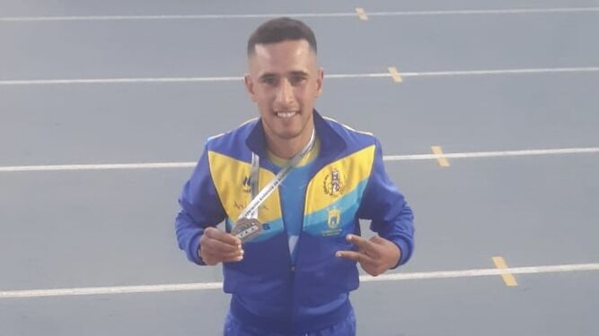 Mustapha Sabili, atleta del Bahía de Algeciras, con su medalla de campeón