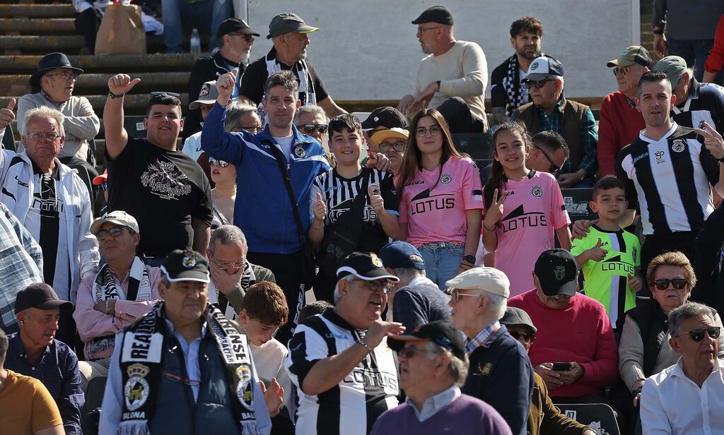 Fotos de la afici&oacute;n durante el Balona - Badajoz en el estadio municipal de La L&iacute;nea