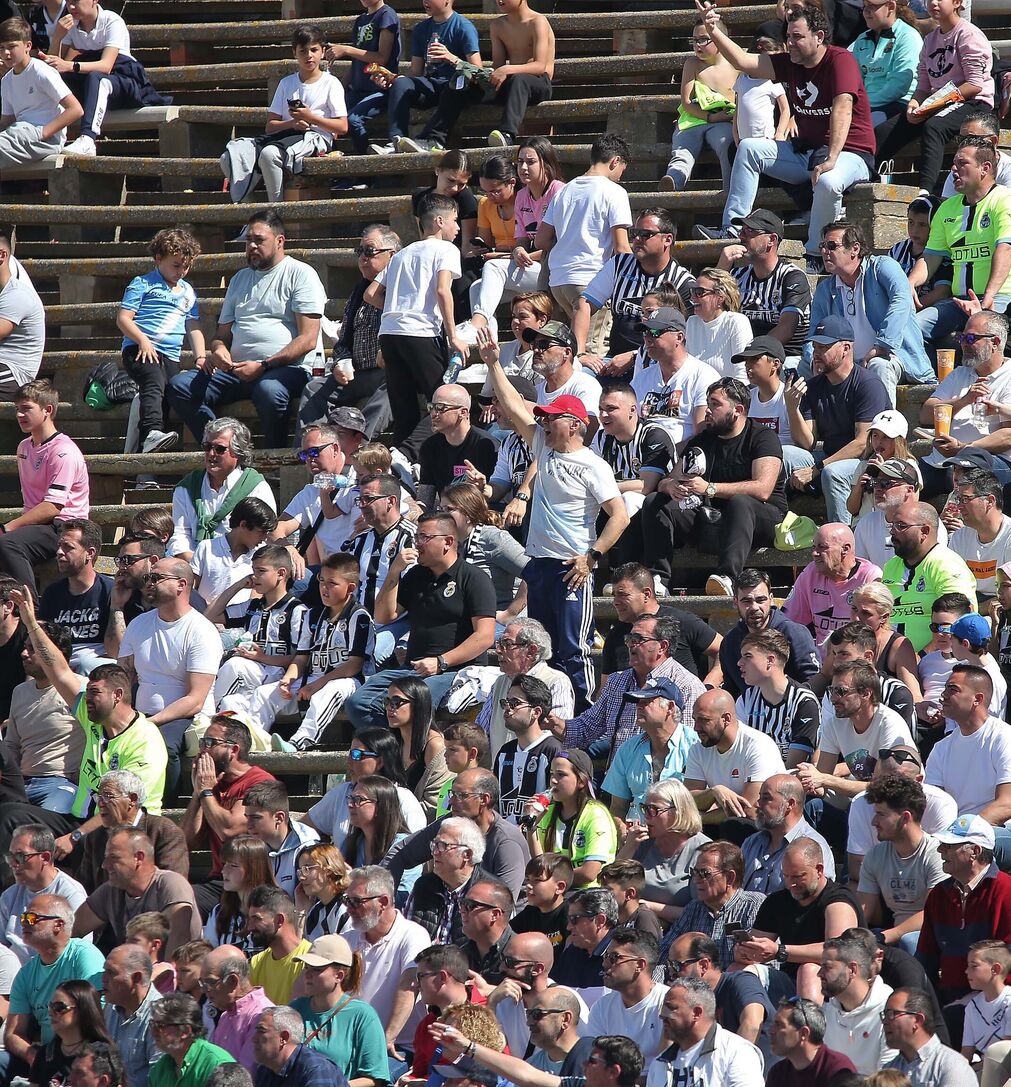 Fotos de la afici&oacute;n durante el Balona - Badajoz en el estadio municipal de La L&iacute;nea