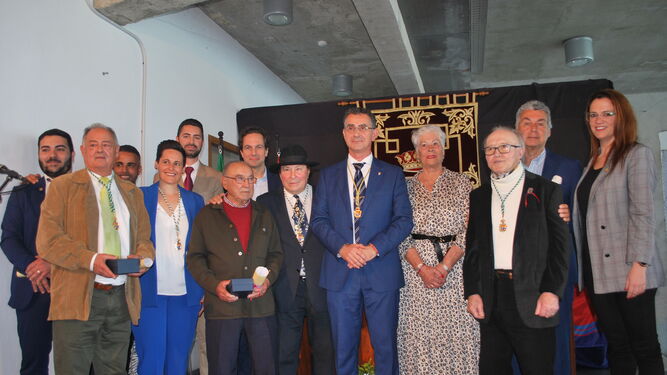 El alcalde compartió con los homenajeados una de las fotografías.
