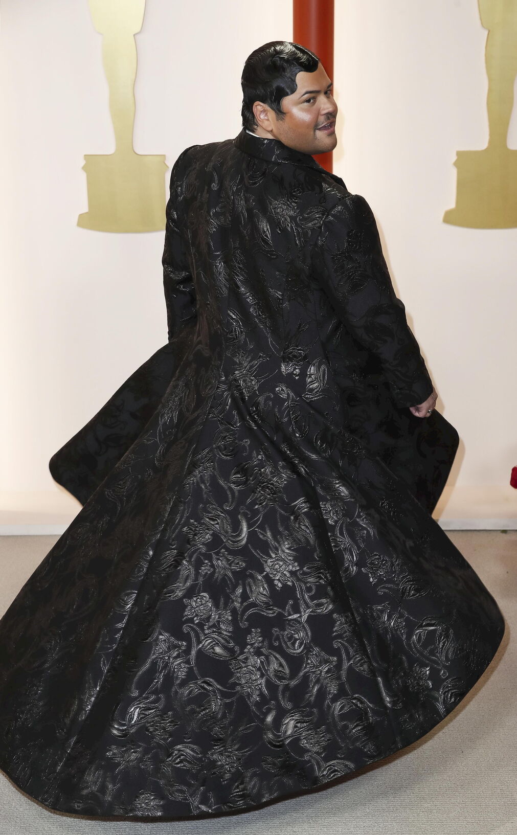 Harvey Guillem muestra la capa de su vestido negro de damascos en forma de rosas