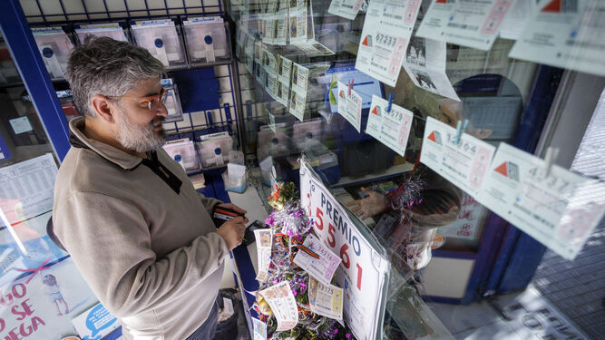 Un cliente comprando la lotería en una administración gaditana