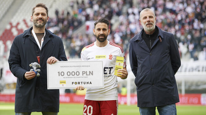Pirulo recibe el premio y el cheque simbólico como mejor jugador de febrero