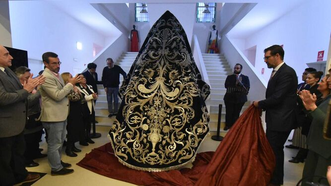El manto restaurado de María Santísima de los Dolores.