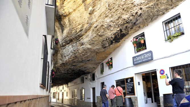 Una de las calles más tueísticas y más populares de Setenil, con una gigantesca piedra como techo.