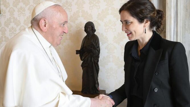 El papa Francisco saluda a la presidenta de la comunidad madrileña, Isabel Díaz Ayuso.
