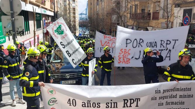 La manifestación de los bomberos en Algeciras, este lunes.