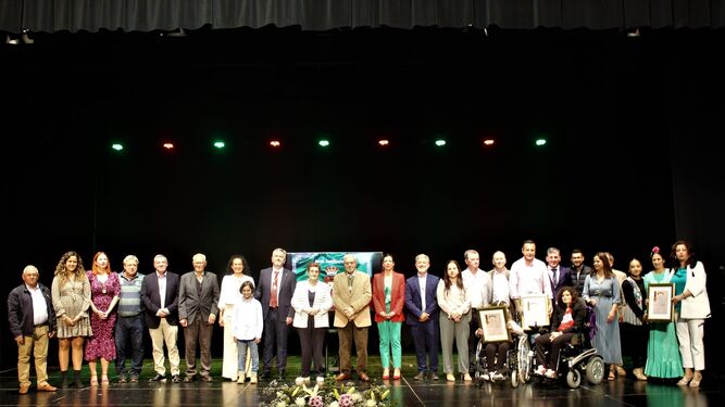 Foto de familia de todos los galardonados en el acto institucional.