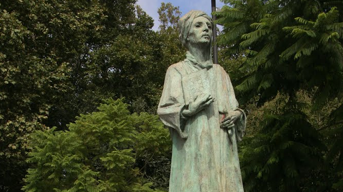 La estatua de Almanzor, antes de su retirada.