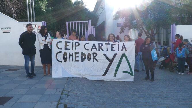 Manifestación de los padres a la puerta del CEIP Carteia de San Roque este miércoles