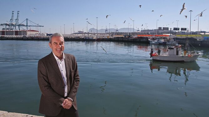 Karim Breir, capitán marítimo de Algeciras, junto al muelle pesquero de la ciudad.