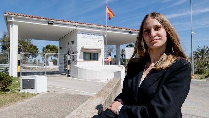 La joven Tania, de 20 años, a las puertas de la Base Naval de Rota en su acceso por Fuentebravía, donde reside.